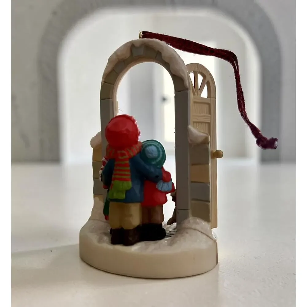 2003 Hallmark Keepsake Caroling At The Door Children Singing Carols Ornament